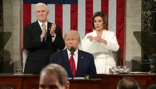 Trump niega el saludo a Pelosi y ella rompe su discurso del estado de la Unión