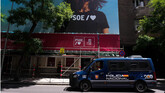 Agentes de la UCO en el exterior de la sede del PSOE en la calle Ferraz.