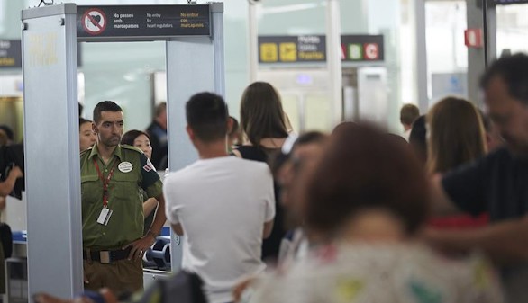 Aena convoca a Eulen y el comité para evitar más huelgas en El Prat