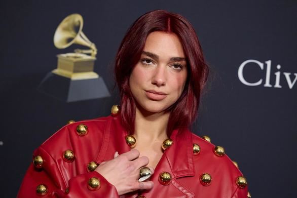Estrellas del cine y la música se encuentran en la 'Pre-Grammy Gala'