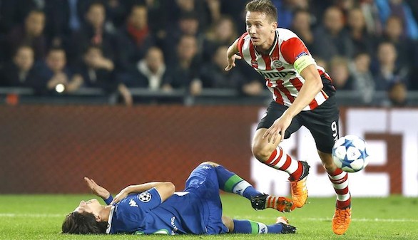 De Jong mete al PSV en la lucha por el liderato