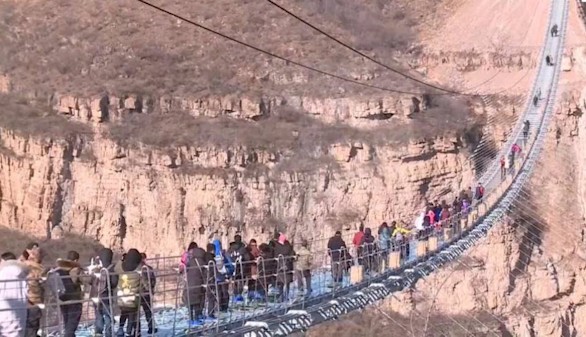 China inaugura la pasarela de cristal más larga del mundo con 488 metros de longitud