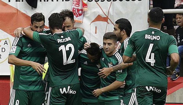 El Betis asalta Vallecas con ayuda del Rayo