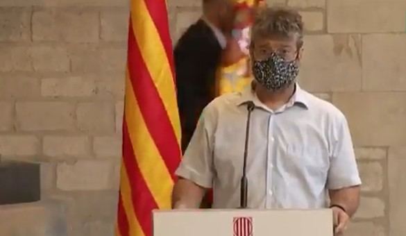 Vídeo: así retiró el Govern la bandera de España tras la comparecencia de Sánchez