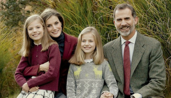 Los Reyes felicitan la Navidad con sus hijas en los jardines de Zarzuela