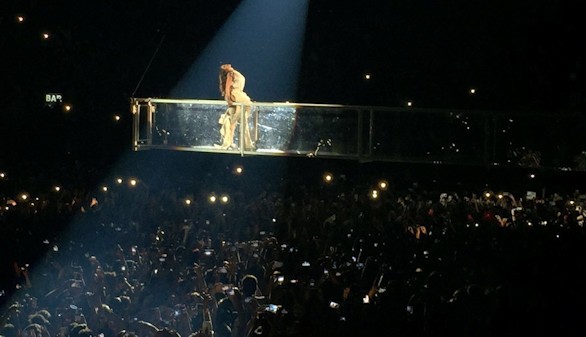 Rihanna pasa y brilla como una estrella fugaz en Barcelona