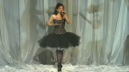 Rosalía canta Reliquia con los pies en punta en el programa Saturday Night Live