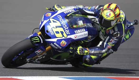 La batalla Márquez-Rossi deja al español en el suelo y al italiano en el liderato mundial