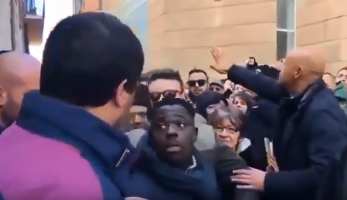 Salvini, a un vendedor ambulante: 
