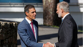 Sánchez, delante del Rey y el expresidente de Portugal, pide apoyo a la desesperada