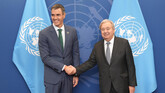 El secretario general de la Organización de las Naciones Unidas (ONU), António Guterres (d), saluda a Pedro Sánchez
