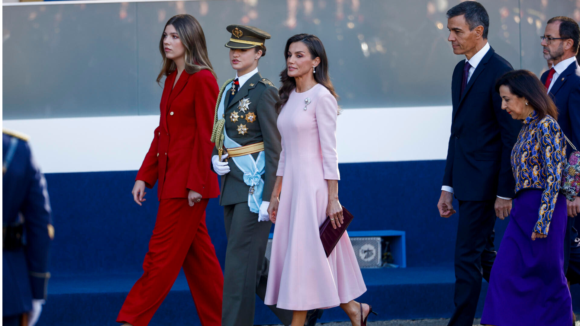 Los Reyes Insultos a Sánchez y ovación a los Reyes en el desfile de la Fiesta ...