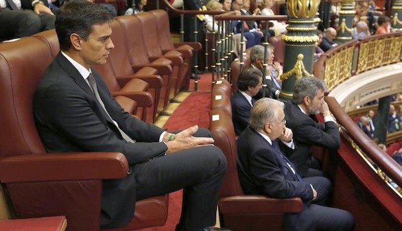 Pedro Sánchez, solo en la tribuna de invitados