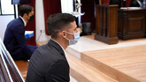 Los futbolistas Santi Mina (d) y David Goldar sentados en el banquillo de los acusados en el segundo día de juicio por la presunta agresión sexual a una mujer en 2017 en Mojácar (Almería), hoy miércoles en la sala de la Sección Tercera de la Audiencia Provincial de Almería.