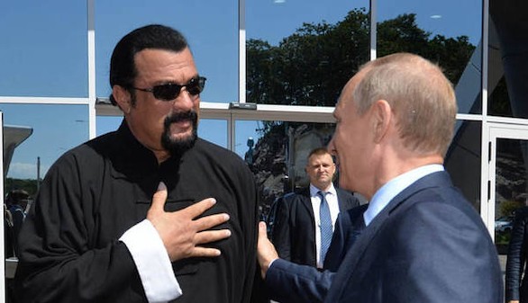 Putin da la ciudadanía rusa a Steven Seagal, un 