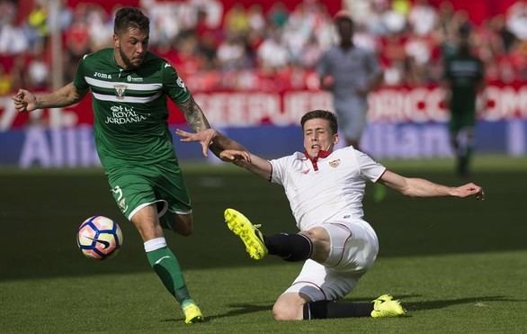 Otro tropiezo de un Sevilla con la mente en el Leicester | 1-1