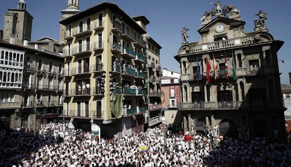 Un caluroso chupinazo con ikurriña incluida abre los Sanfermines 2015