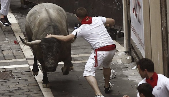 Sanfermines 2015: Un toro vuelve a los corrales en un peligroso quinto encierro
