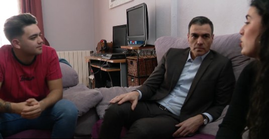 Sánchez se toma un café con el hermano de un cargo del PSOE para presumir de la subida del SMI