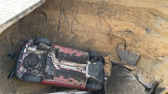 Herido al caer su coche en un socavón de tres metros en una rotonda