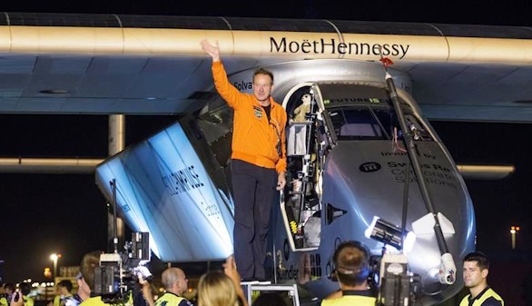 El 'Solar Impulse II' se despide de Sevilla y ya vuela con rumbo a El Cairo