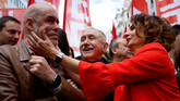 La vicepresidenta primera y ministra de Hacienda, María Jesús Montero (d), saluda a los secretarios generales de CCOO, Unai Sordo (i), y UGT, Pepe Álvarez (c), durante la manifestación convocada por los dos grandes sindicatos, CCOO y UGT, este miércoles en Madrid, en un Primero de Mayo que tiene como lema 'Por el pleno empleo: reducir jornada, mejorar salarios'.