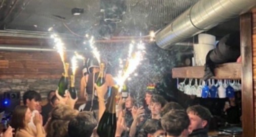 Botellas de champán con bengalas: principal hipótesis del origen del incendio en Suiza