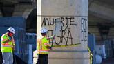 Operarios cubren con pintura un grafitti contra el ICE, este lunes, en Austin (Texas).