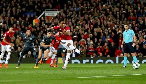 Svilar vuelve a fallar, el Benfica se hunde y el United de Mourinho se acerca a octavos | 2-0