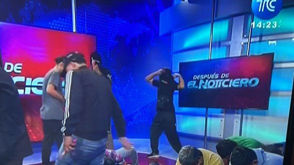 La Policía de Ecuador libera un canal de televisión asaltado por hombres armados