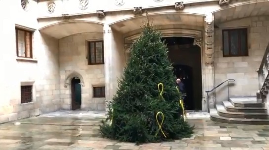 Torra decora con lazos amarillos el árbol de Navidad del Palau