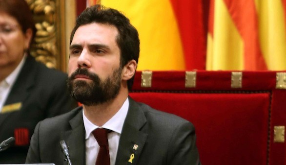 El Parlament desobedece al TC y legitima a Puigdemont
