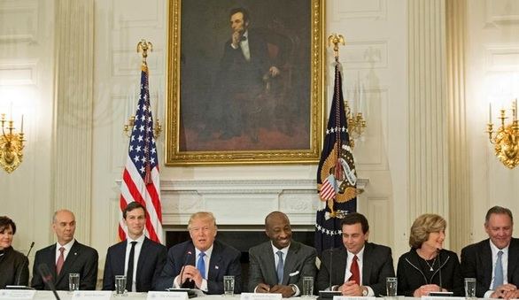 Los empresarios plantan a Trump por su tímida respuesta al racismo