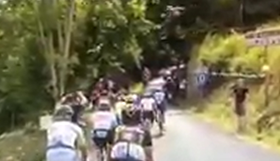 Un aficionado sobrevuela el Tour