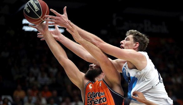 La veteranía del Valencia puede con un voluntarioso Obradoiro |80-67