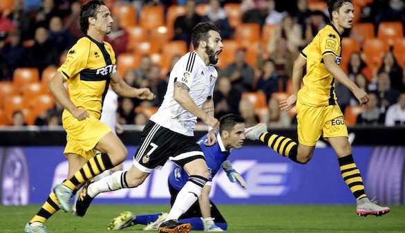 El Valencia ganó sin alardes ante un Barakaldo luchador | 2-0