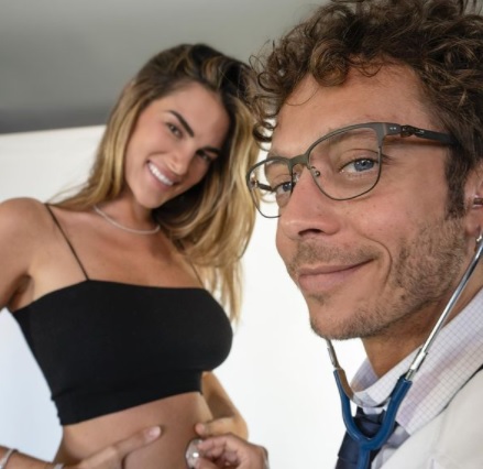 Valentino Rossi, de 42 años, anuncia que va a ser padre de una niña
