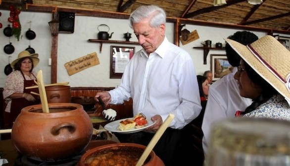 La Complutense entregará el título de doctor a Vargas Llosa 45 años después