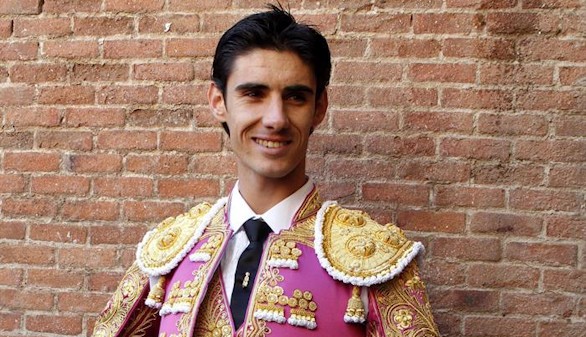 Una brutal cornada en el pecho mata al torero Víctor Barrio