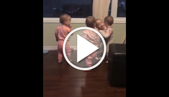 Vídeos virales. Los abrazos entre estas cuatrillizas enternecen las redes