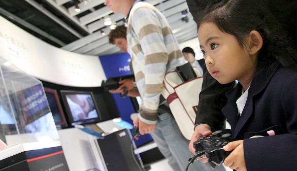 Ellas prefieren jugar a 'Candy Crush' y ellos se decantan por 'FIFA'