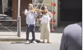 Un violinista toca la canción del Titanic frente a la sede del PSOE: 