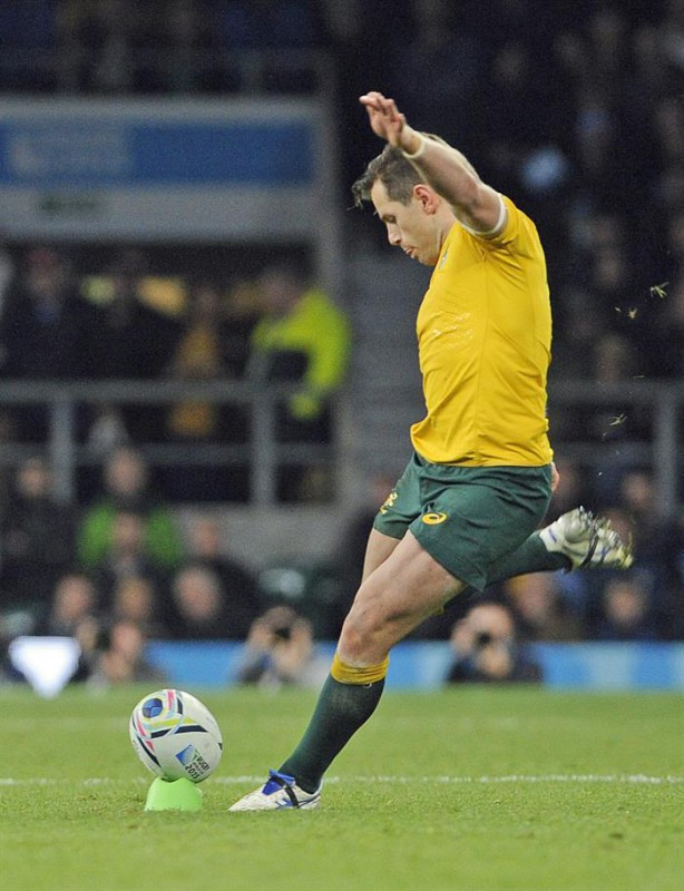 Bernard Foley, dando una patada en una conversión en el partido contra Argentina (Efe).