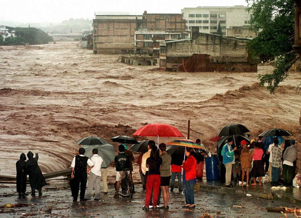 El huracán 'Mitch' causó enormes inundaciones en toda Centroamérica. Honduras en la foto. Foto de archivo