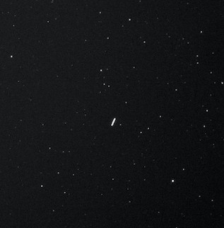 Suma de imágenes de 180 segundos, obtenida ayer por Francesco Navarra en Siano, Nápoles. La imagen muestra la estela del asteroide (en el centro) en comparación con las estrellas (fijas) que están mucho mas distantes.
