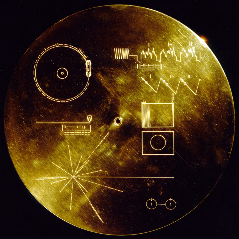 Fotografía del disco dorado, con sonidos e imágenes de la vida terrestre, que fue incorporado a las sondas Voyager 1 y 2.