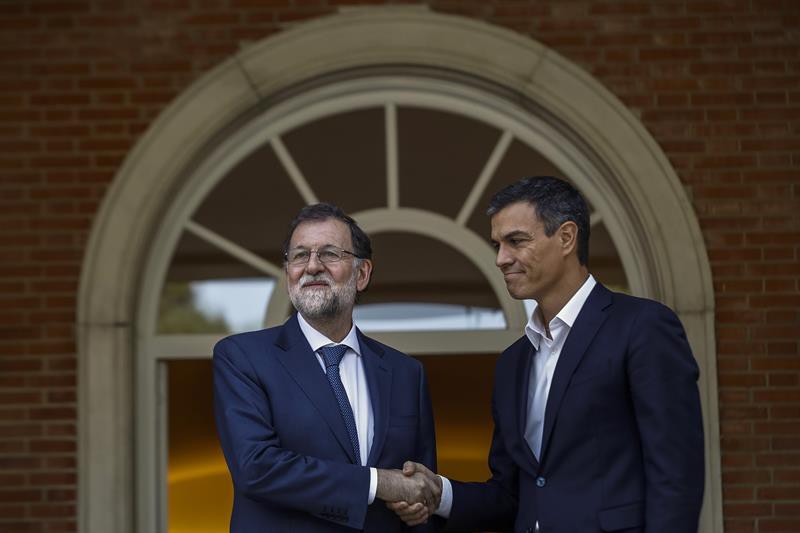 El presidente del Gobierno, Mariano Rajoy (i), ha recibido este jueves en el Palacio de la Moncloa al secretario general del PSOE, Pedro Sánchez. EFE