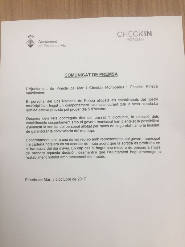 Comunicado en que el Ayuntamiento y la cadena hotelera Checkin niegan su culpabilidad en la expulsión de los agentes. Twitter