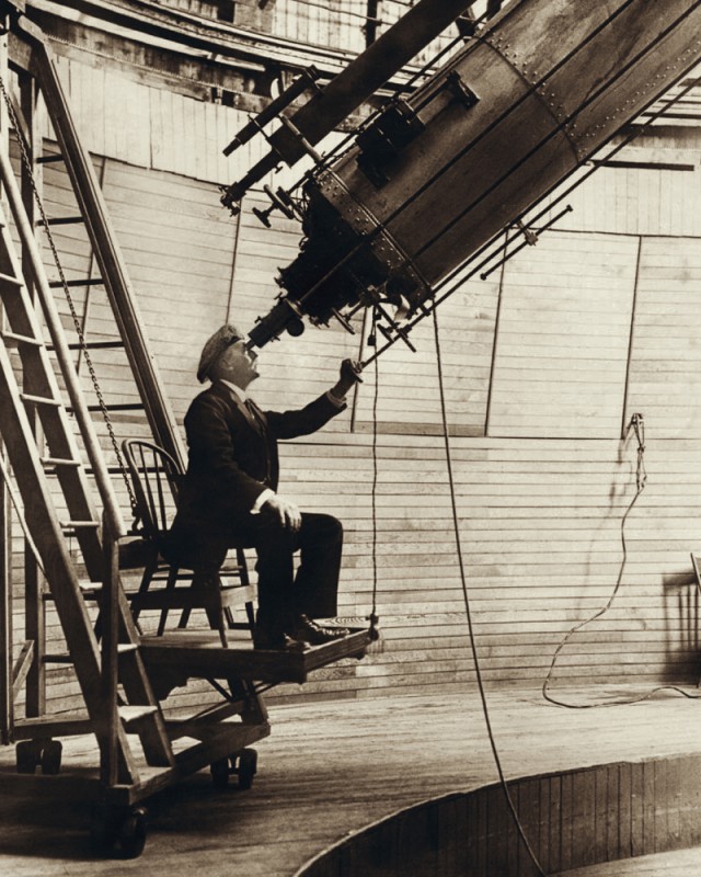 El astrónomo Percival Lowell, observando Venus con su telescopio en Flagstaff (Arizona). Wikimedia Commons