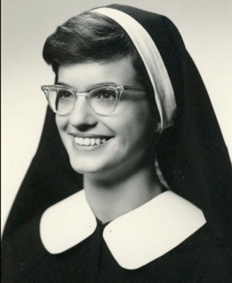 La hermana Helen, recién ordenada en la Orden de San José de la Medalla. TR